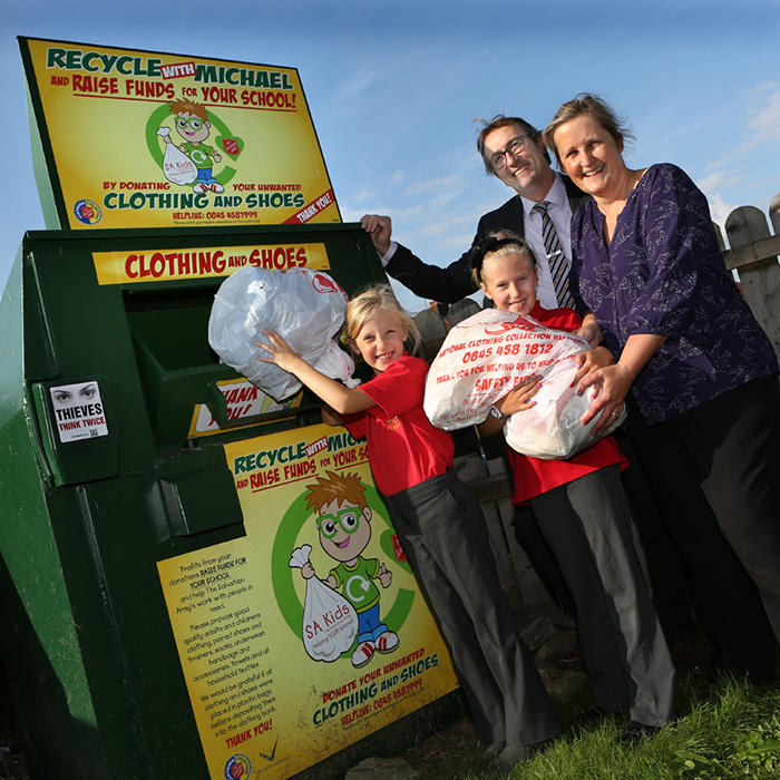 Children recycling 