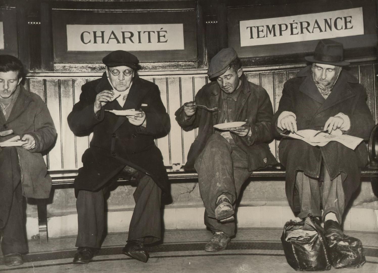 Distribution of food in Paris at Christmas 1946