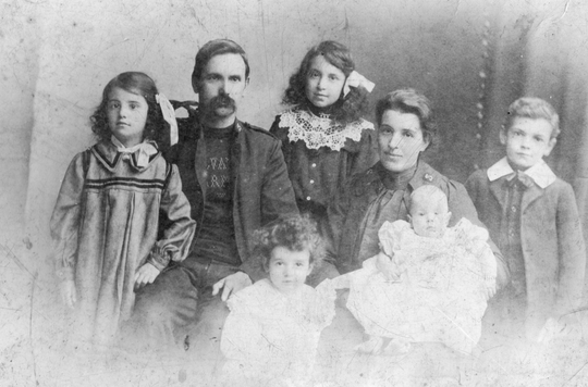 Adjutant William Avery and his family 