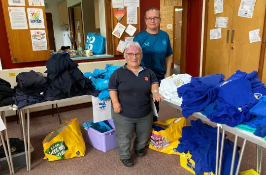 A picture of two people with school uniforms