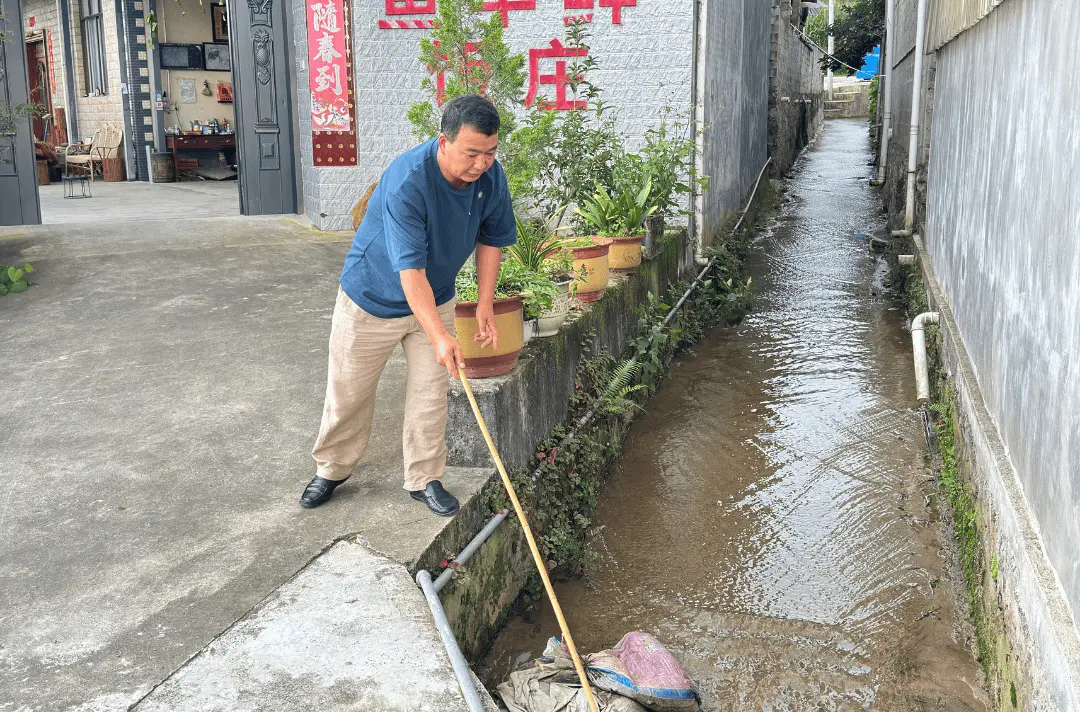 Mr Guo dredging water