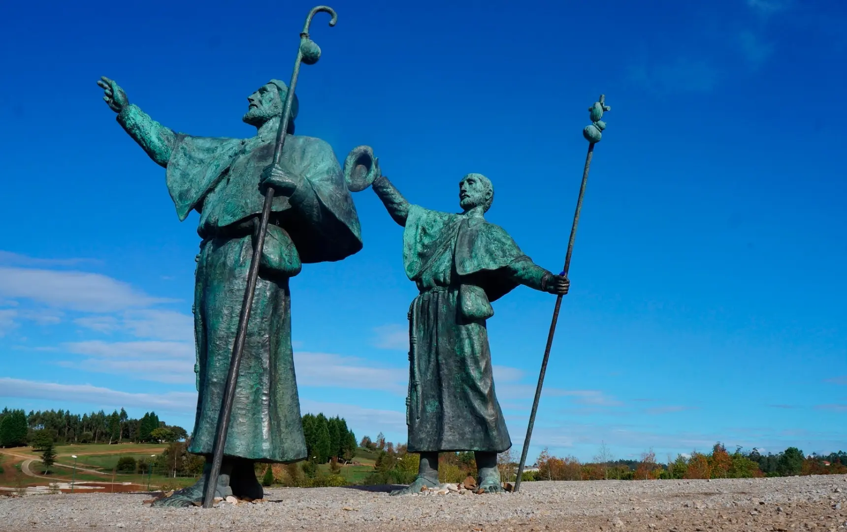 An image of two statues iconically found on the Camino de Santiago trail